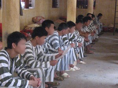 6 CÁCH ĐỂ CÓ HỒ SƠ, GIẤY BÚT KHI BỊ GIAM